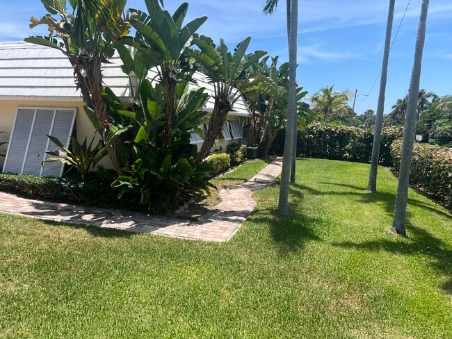 Building Photo - 900 NE 4th St