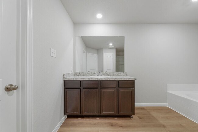 Building Photo - Spacious 3-Bed Townhome with Garage & Fenced Yard in New Braunfels – 1,920 Sq Ft!
