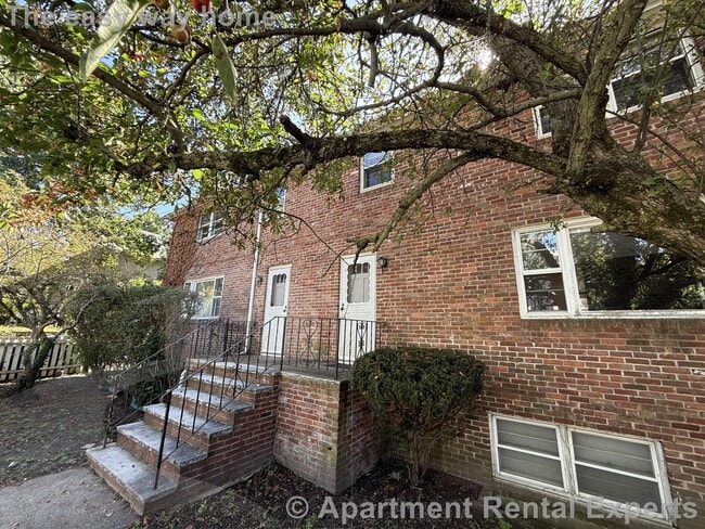 Building Photo - 24 Saville St