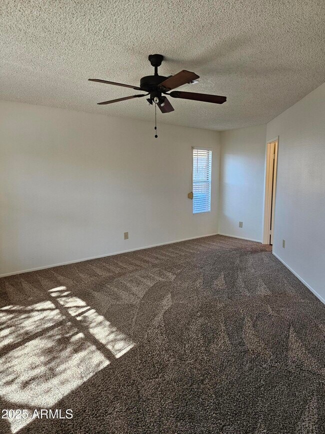 Building Photo - 4631 E Bohl St