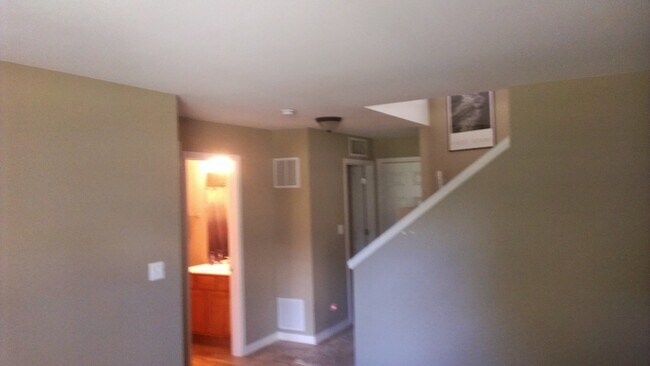 Building Photo - 2440 Emily Ln