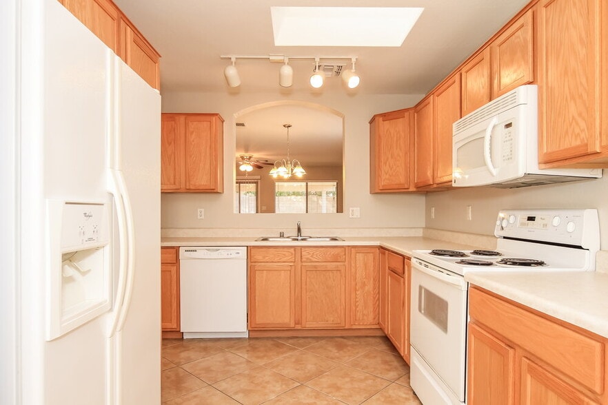 Building Photo - 8818 W Salter Dr