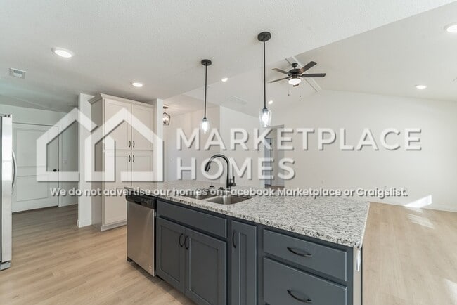 Building Photo - 2520 Lawton Dr