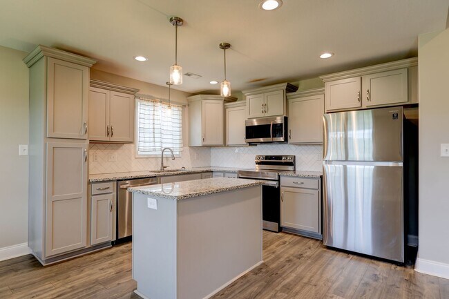 Building Photo - Sharp 3 bed 2 bath with Bonus room and nice fenced yard.