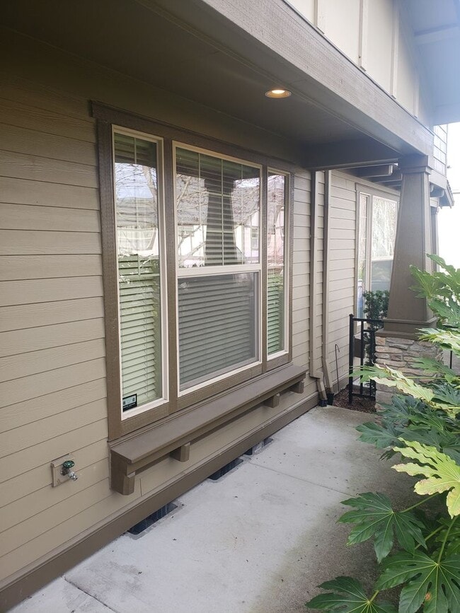 Building Photo - Wonderful Townhouse in Bethany/ NW Portland