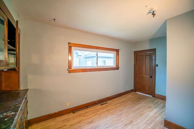 Building Photo - Available Now - First Month FREE!! 2+ Bedr...