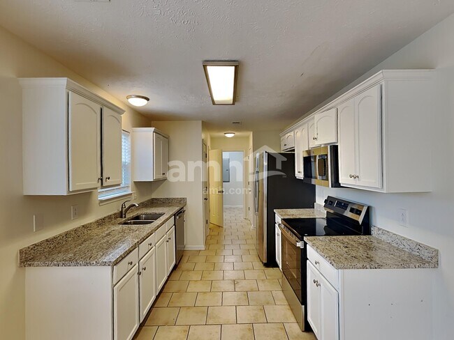 Building Photo - 1128 Eastwoods Dr