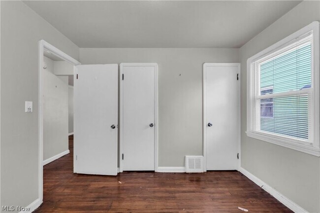 Building Photo - 15902 Maplewood Ave
