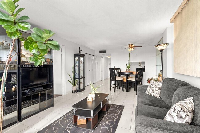 Building Photo - 6900 Bay Dr