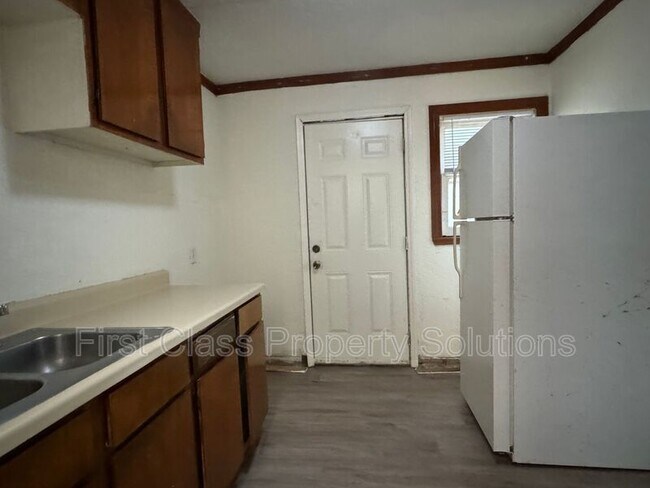 Building Photo - 1904 NE 25th St