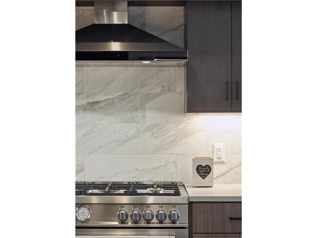 Building Photo - 253 Lake St E