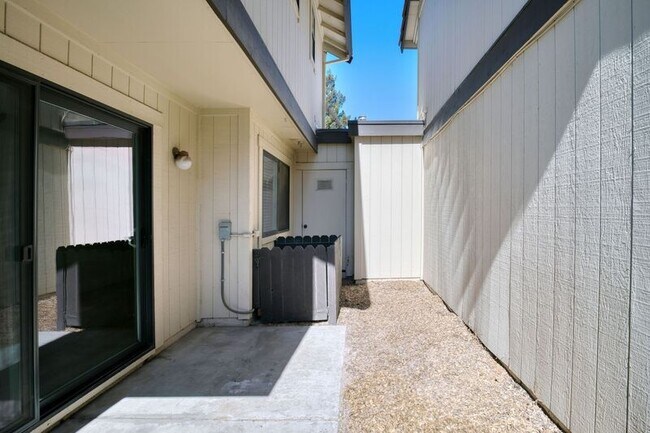 Building Photo - 6726 Calvine Rd