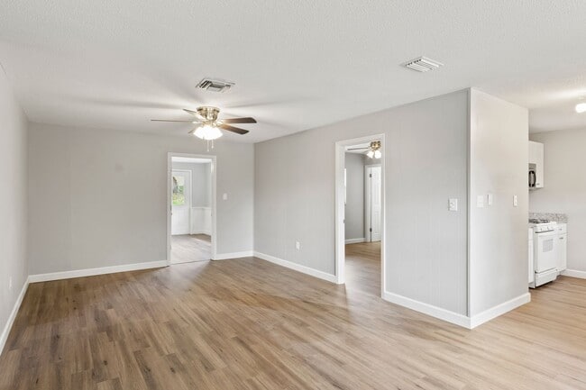 Building Photo - Fruitland Park 4/2 w/ Covered Patio