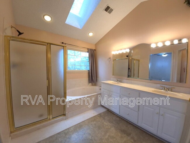 Building Photo - 6002 Oak Landing Dr