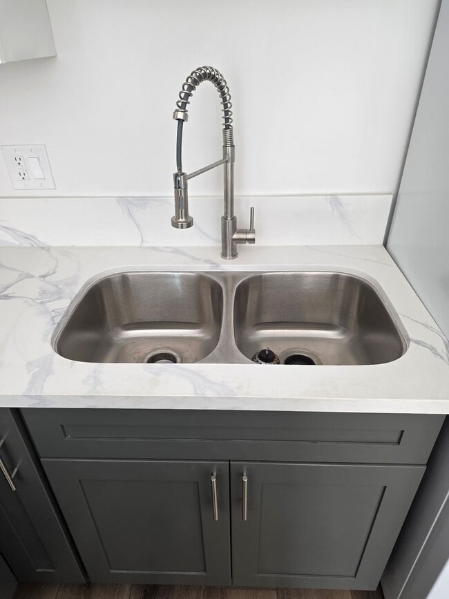 Building Photo - Leasing Only -1020 Dennis Ave