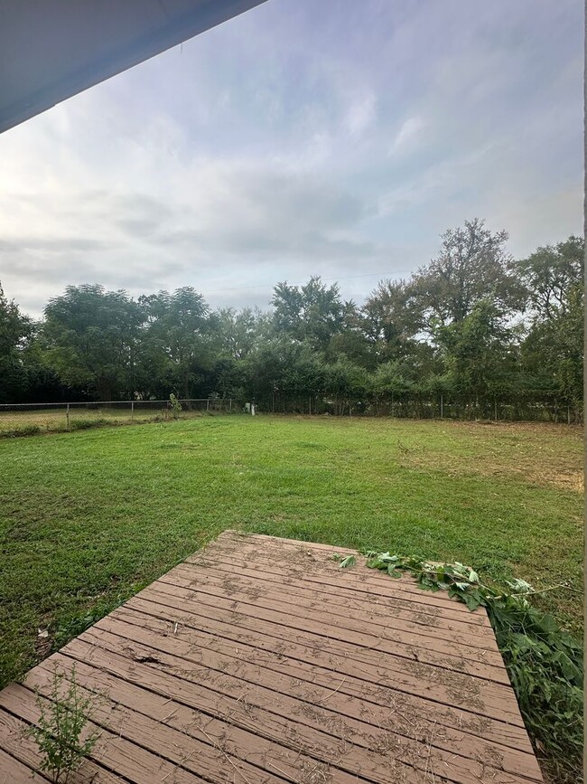 Building Photo - $1500 move-in special