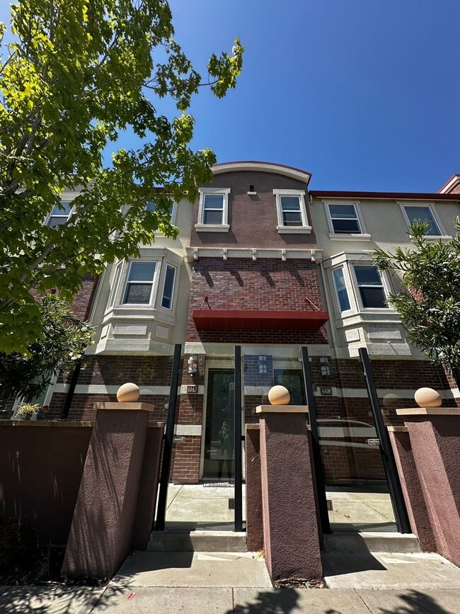 Building Photo - Tralee Village-Tri-Level Townhome, Modern ...