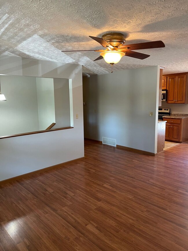 Building Photo - Available December 21st! SPACIOUS & PET FR...