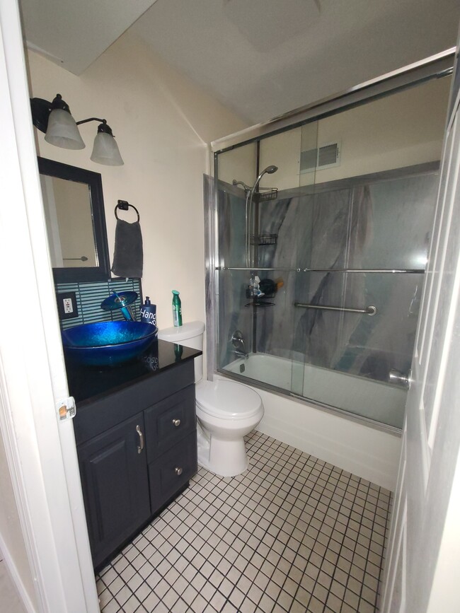 Main bathroom with shower/bath combo - 2015 Arlene Dr