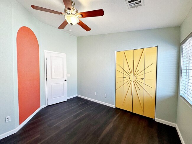 Building Photo - 3 BEDROOM TOWNHOME WITH YARD + 2 CAR GARAG...