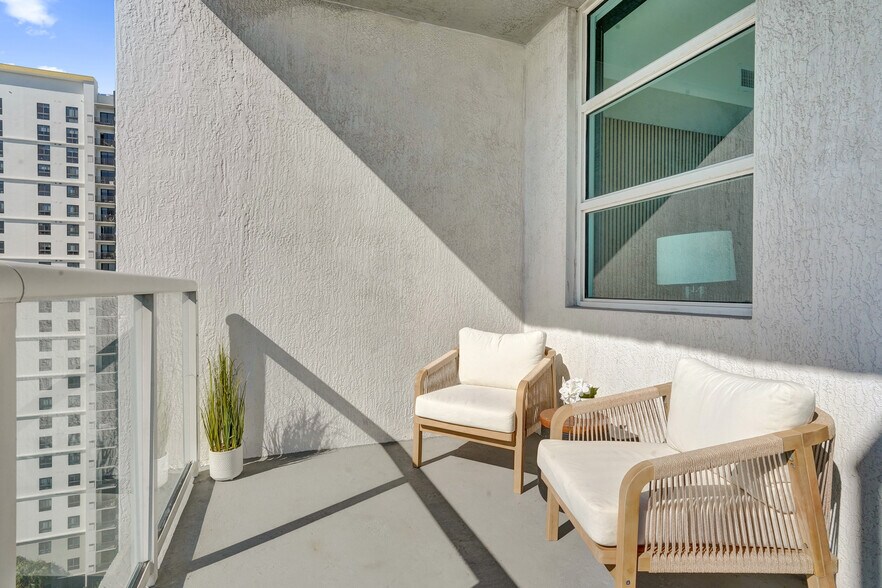 Building Photo - 315 NE 3rd Ave