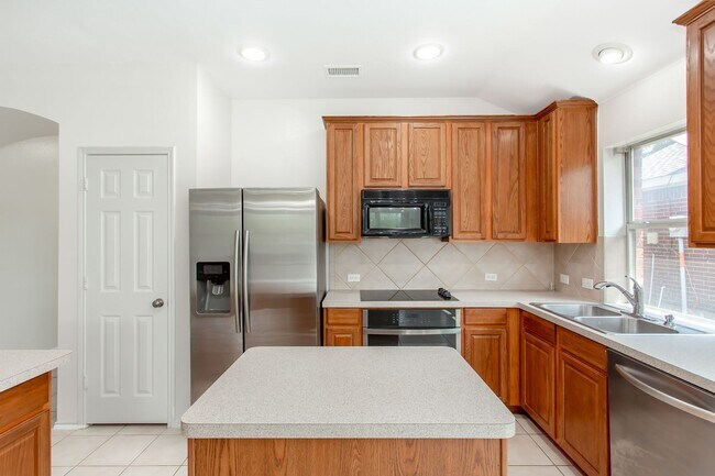 Building Photo - 4 Bedroom 2 Bath Home for Rent