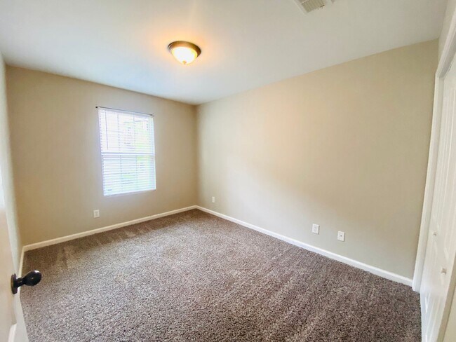 Building Photo - 1728 Thistlewood Dr