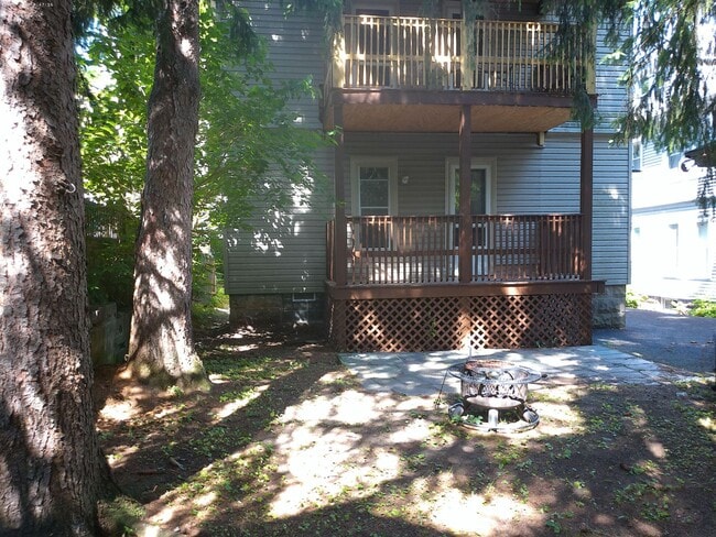 Building Photo - 689 Allen St