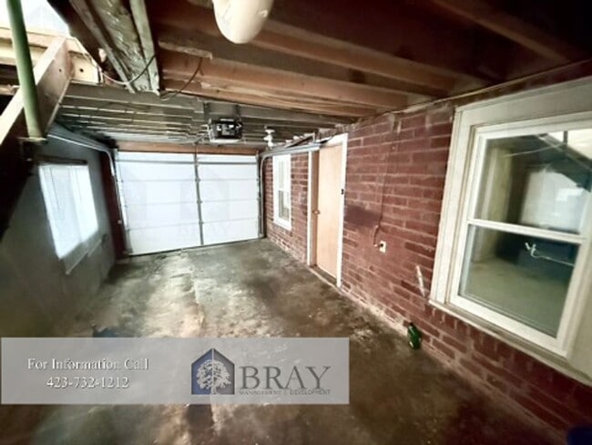 Building Photo - Cozy Brick Home with Huge Garage – Great K...