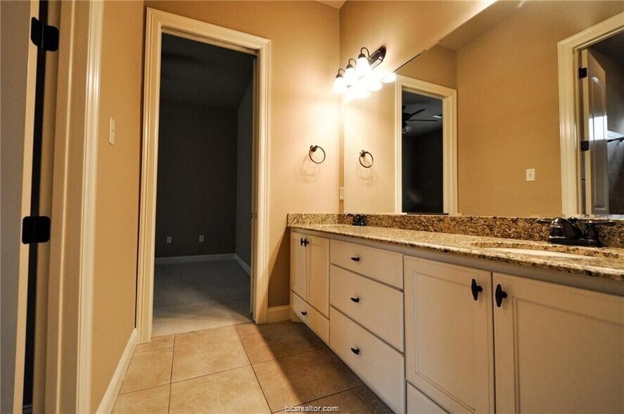 Building Photo - 15615 Wood Brook Ln