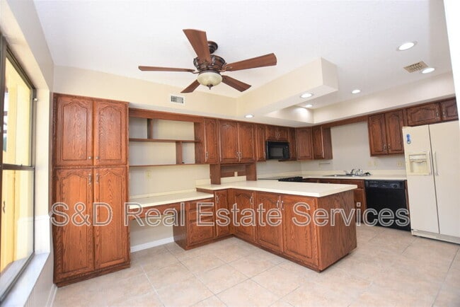 Building Photo - 637 Victoria Square Ln