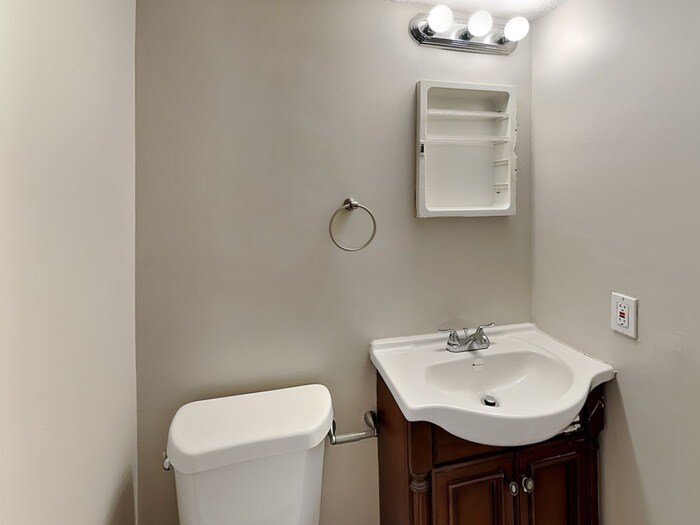 Building Photo - 5595 Fairington Pl