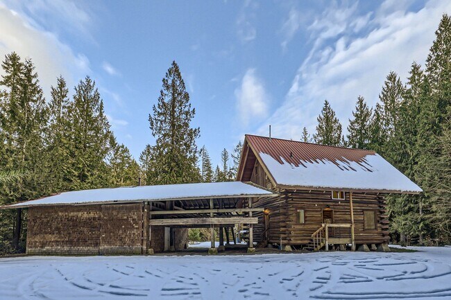 Building Photo - Stunning 3-Bedroom Log Cabin Home in Carnation!!