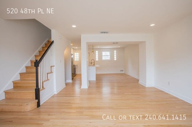 Building Photo - 520 48th Pl NE