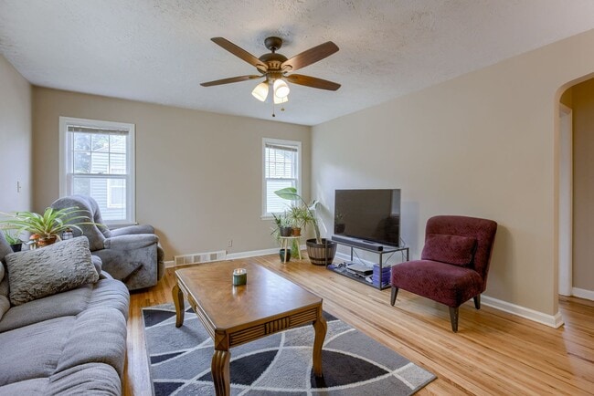 Building Photo - Charming 2 Bedroom With Spacious Living In...