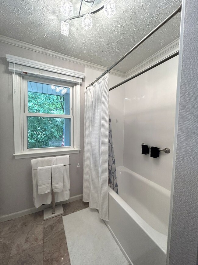 Building Photo - Charming Split-Level Home with Spacious Yard & Modern Updates – Ideal Location!