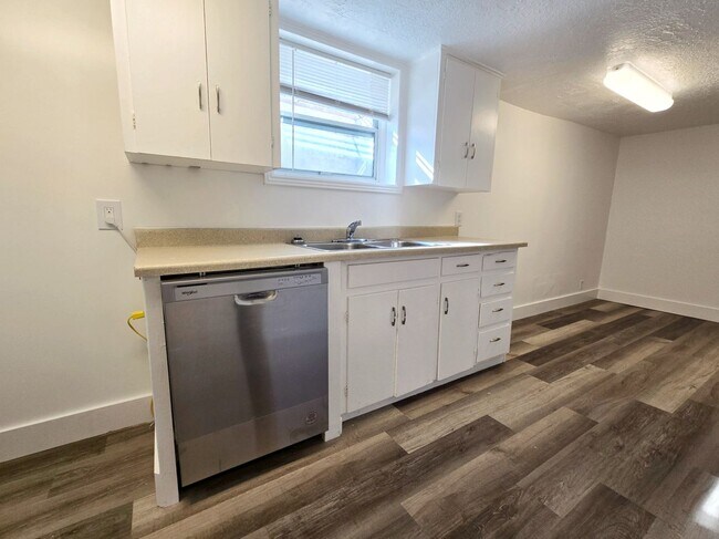 Building Photo - Newly Renovated, Clean & Bright 2 Bedroom, 1 Bathroom Apartment for Rent in Shelley - Washer/Drye...
