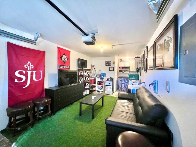 Building Photo - UPTOWN TOWNHOUSE!