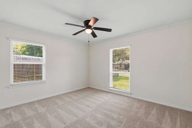 Building Photo - 913 Meadowlane St