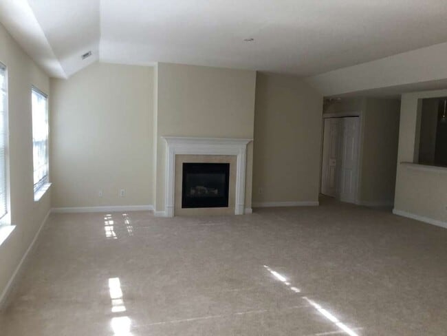 Building Photo - 2211 Venice Ct