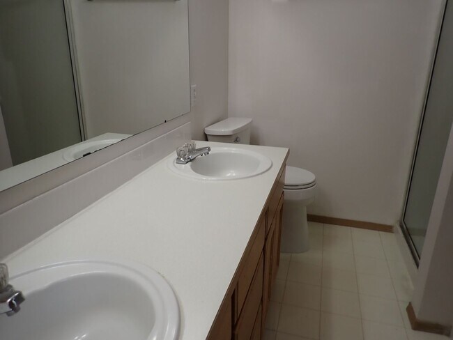 Building Photo - Beautiful 5 Bedroom House Puyallup South Hill