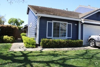 Building Photo - Single Story 3 Bedroom, 2 1/2 Bathroom Tow...