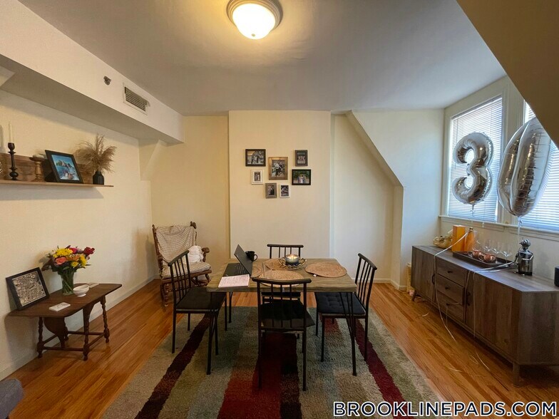 Building Photo - 1404 Beacon St