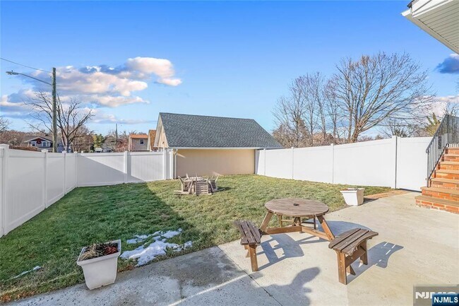 Building Photo - 12 Maple Ave