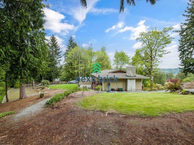 Building Photo - 3 bed + den and 3 Baths Private Single-fam...