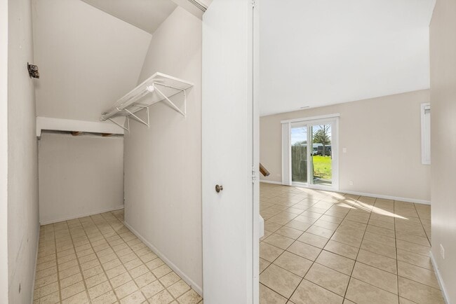 Building Photo - Carol Stream Townhome with Three Bedrooms and One Car Garage