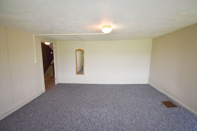 Building Photo - Large Home on Jacksonville Rd with Laundry!