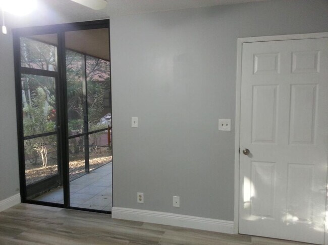 Building Photo - 15579 Miami Lakeway N