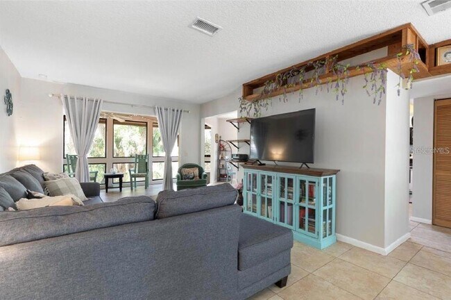 Building Photo - 8 Fairways Cir