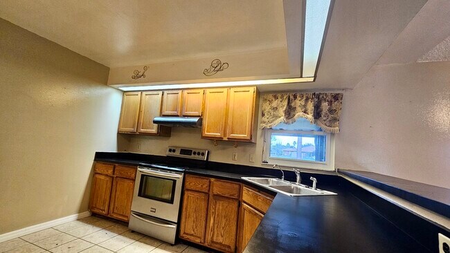 Building Photo - 1371 Melshire Ave